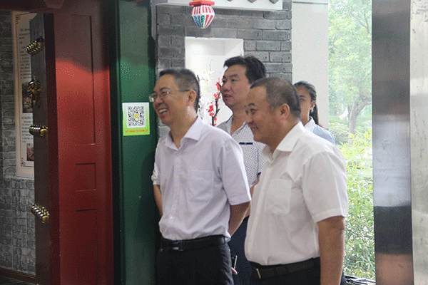 河南沁陽市委副書記薛勇帶領(lǐng)沁陽企業(yè)考察團來西瑪電機參觀訪問。